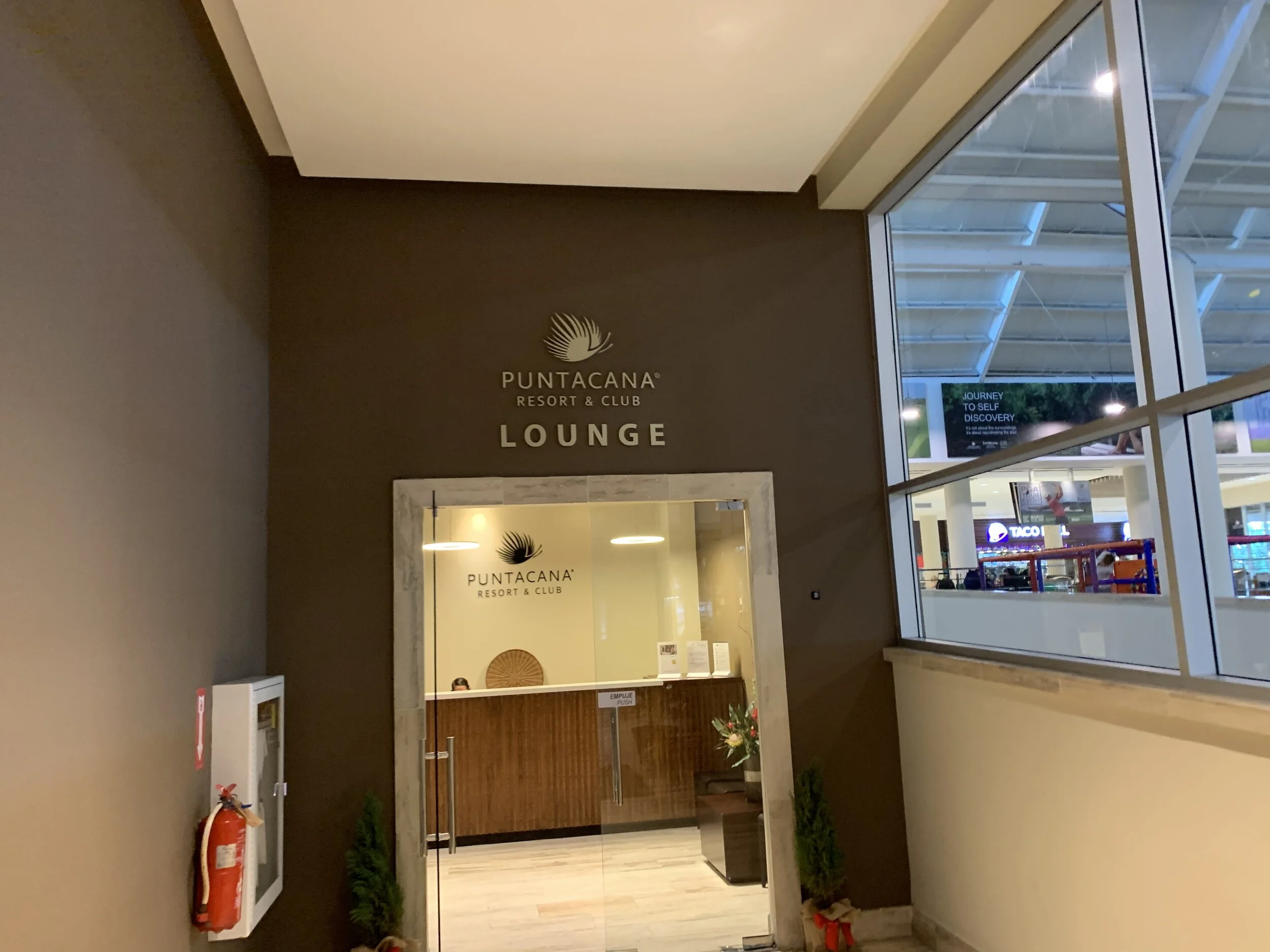 Review - VIP Lounge Punta Cana — DISTANT POINTS